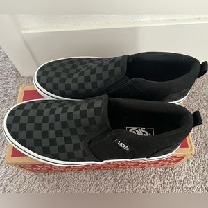 Brand new boys can size 4